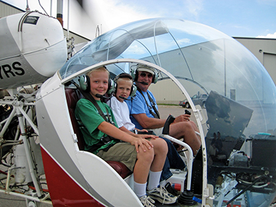 Sugden introduces two Young Eagles to the Bell 47 helicopter.